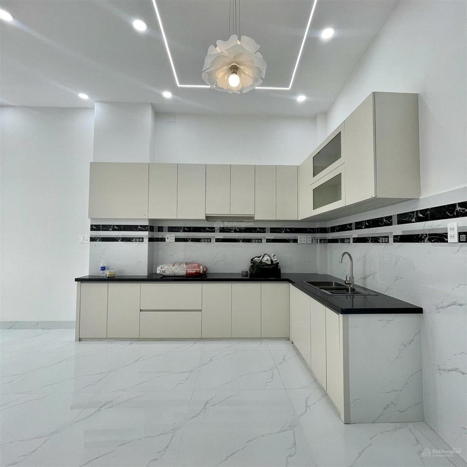 Kế vinhomes  nhà 4 tấm  chỉ hơn 4 tỷ đường 10m  4pn  3wc  mới