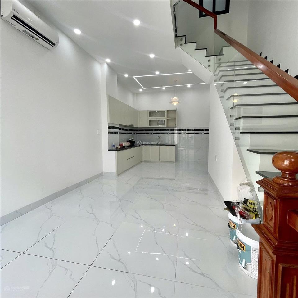 Kế vinhomes  nhà 4 tấm  chỉ hơn 4 tỷ đường 10m  4pn  3wc  mới