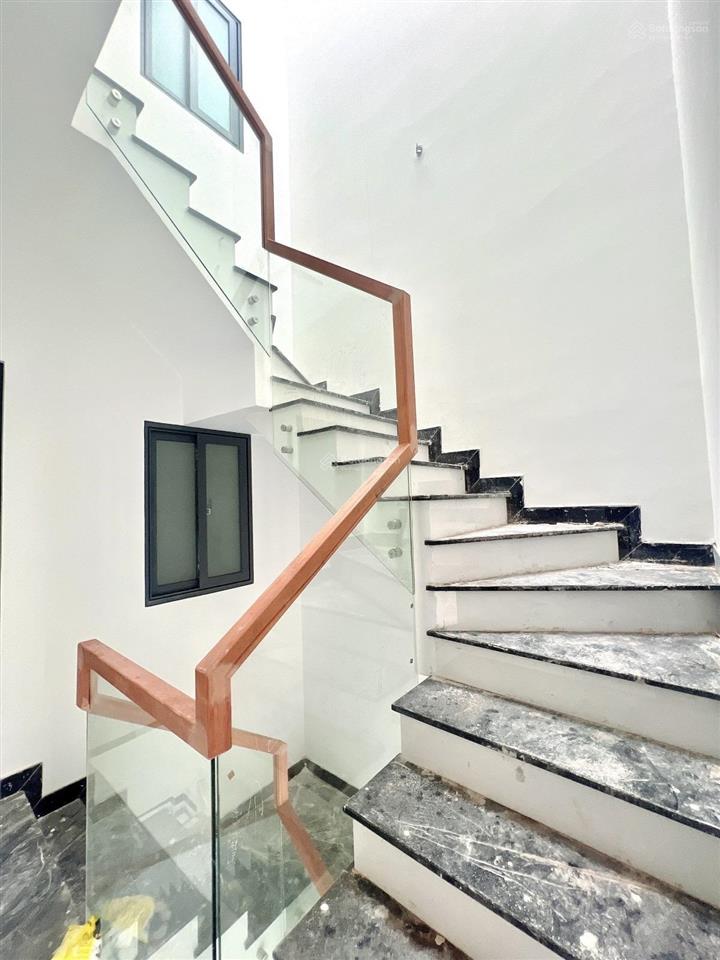 Kế vinhomes  nhà 4 tấm  chỉ hơn 4 tỷ đường 10m  4pn  3wc  mới
