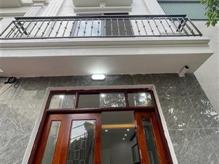 Bán nhà riêng 4 tầng 40m2. oto đỗ đầu ngõ. có sân thượng trước sau rộng thoáng. gần quốc lộ 6
