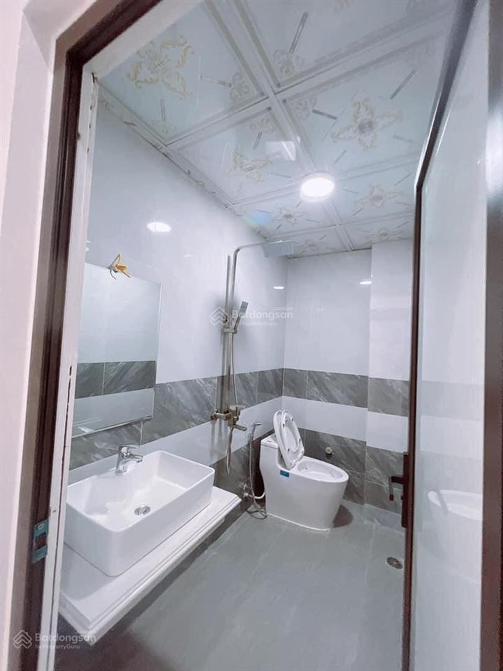 Bán nhà riêng 5pn, 3wc, 45m2 . xây độc lập. gần chợ, trạm y tế, giá chỉ 3,9ty