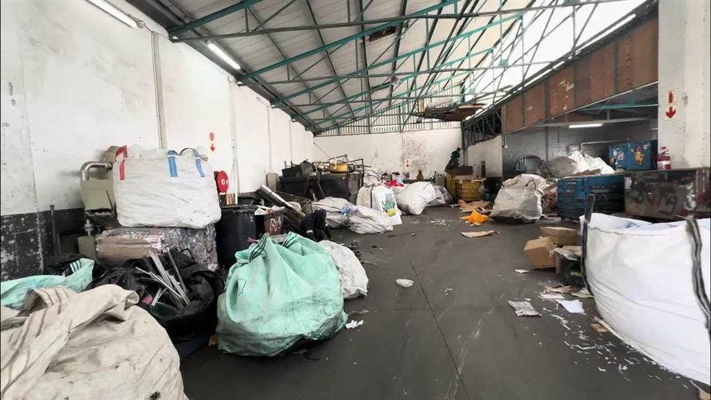 Cho thuê kho 500m2, tại Đức Giang, hợp đồng lâu dài , đường rộng, container vào đến nơi,