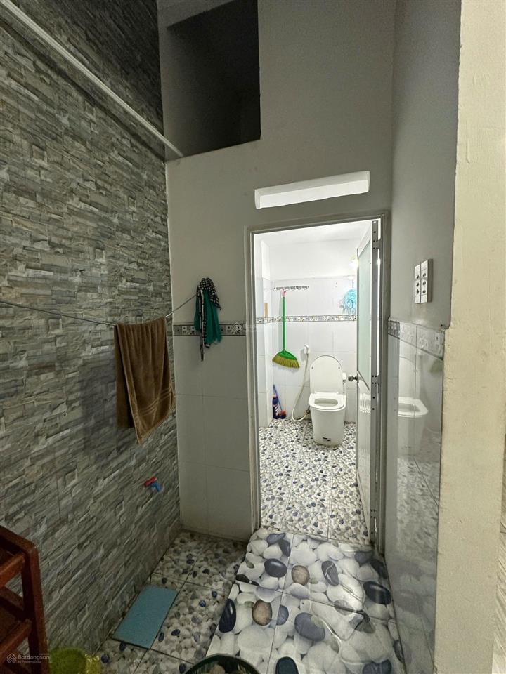 Cho thuê mặt bằng kd đối diện trường thcs nguyễn trung trực ở lê thị riêng rộng 4x18m có wc riêng