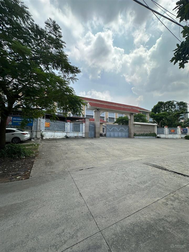 Cho thuê mặt bằng kd đối diện trường thcs nguyễn trung trực ở lê thị riêng rộng 4x18m có wc riêng