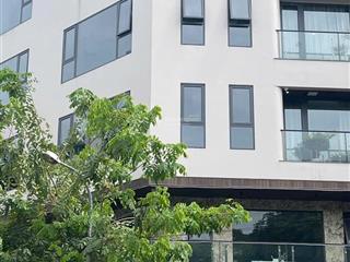 Bán tòa vp lô góc phố trần thái tông, quận cầu giấy, dt 225m2 mt 13.5m, hầm + thang máy, 135 tỷ