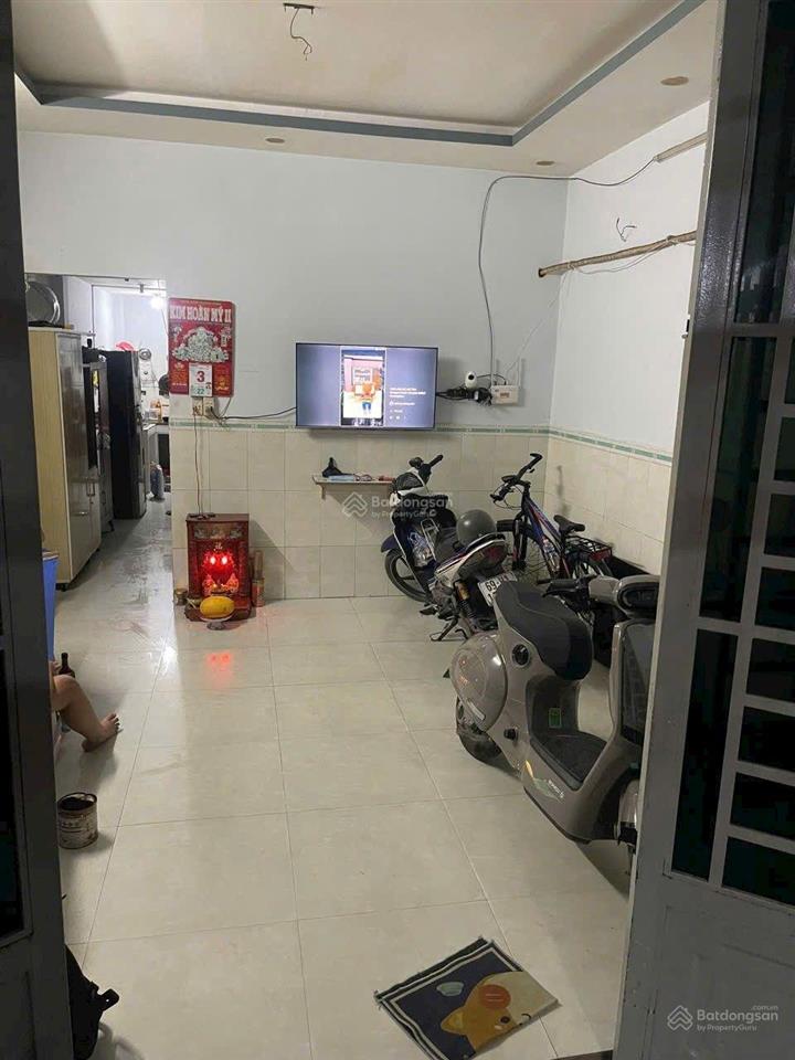 Nhà trọ phòng trọ cho thuê. 1/ đường võ văn vân, ko ngập nước, ấp 4 4x20m gác lửng, 3 p ngủ giá