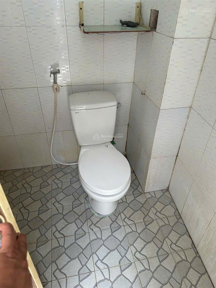 Nhà trọ phòng trọ cho thuê. 1/ đường võ văn vân, ko ngập nước, ấp 4 4x20m gác lửng, 3 p ngủ giá