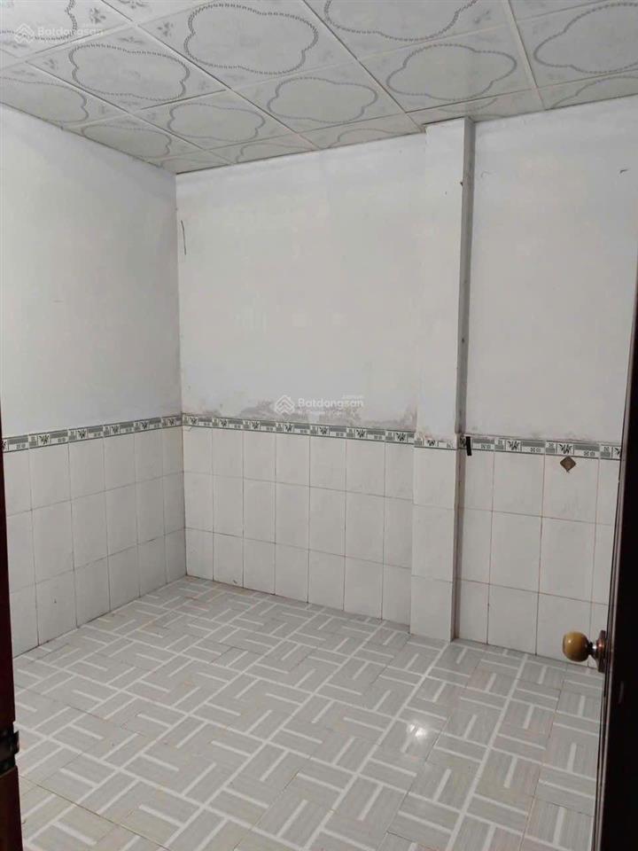 Phòng trọ cho thuê dt 48m2 dưới 1 phòng trên lửng trống 2wc. cuối liên khu 4/5. thuộc ấp 3