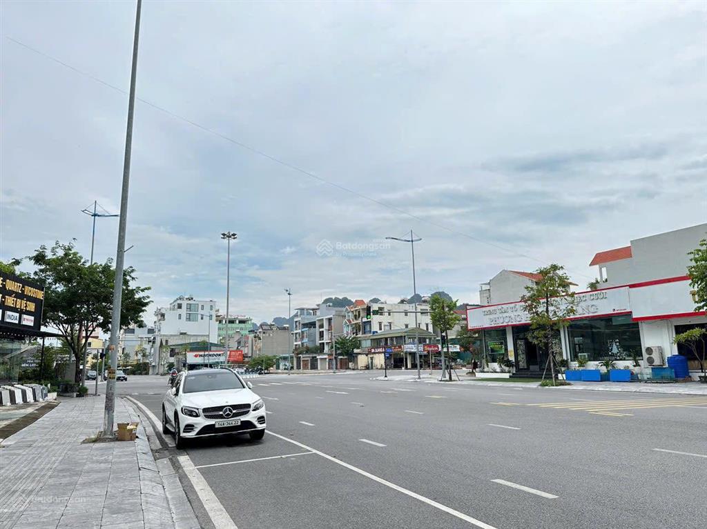 Bán chân đế chung cư 87,84m2 đường to 31m gần bãi tắm cột 8, hạ long, giá chỉ hơn 4 tỉ