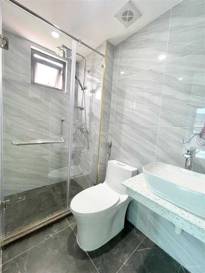 Cho thuê 2n1k mới cứng tại 106 hoàng quốc việt. nhà mới cứng ở được luôn, oto đỗ cửa.