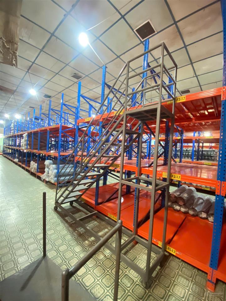 Cho thuê kho 1.400m² có sẵn kệ sắt, mặt tiền 62 tân thành, quận tân phú  120.000đ/m²