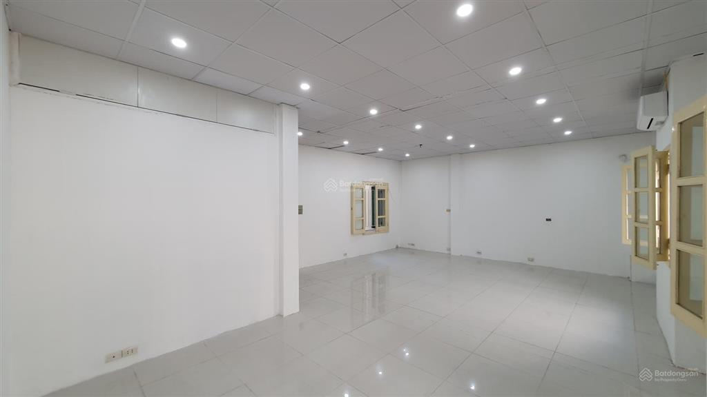 Cho thuê tầng 3, căn độc lập, trung tâm phố cổ tiện làm văn phòng, showroom, studio, worshop, hay ở