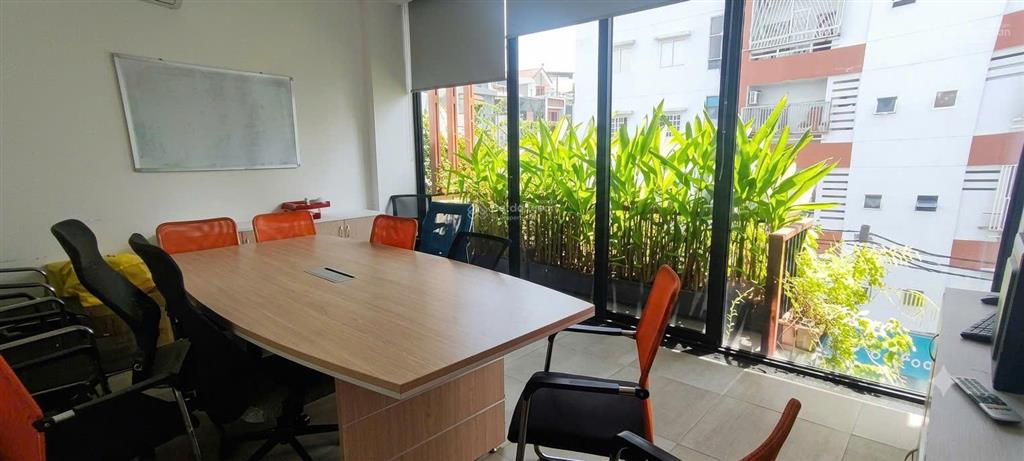 Cho thuê văn phòng đẹp 50m2, ban công rộng  giáp ranh gò vấp & phú nhuận
