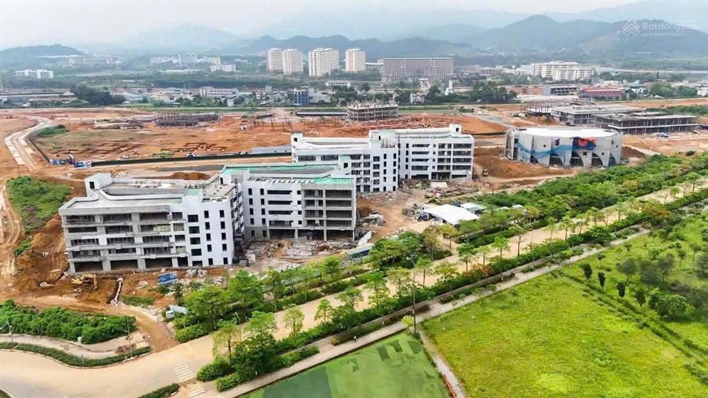 Cần bán lô đất 105 m ngay cổng đhqg, cách khu công nghẹ cao 1km x giá 1,9 tỷ
