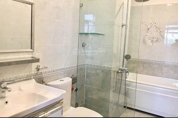 Cho thuê phòng ban công, rộng 50m², quận 7, tiện ích đầy đủ, 6,5tr