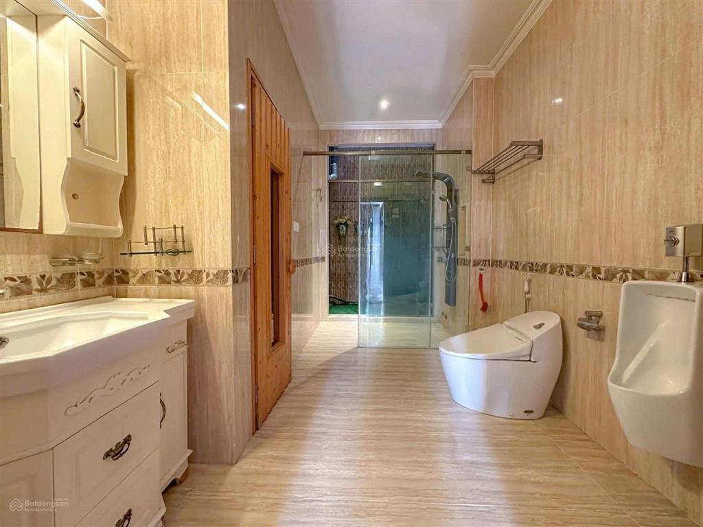 Phòng ban công rộng, view viettopia, cầu himlam, rmit, tdtu, ufm, nttu, đủ nội thất, thang máy,ô tô