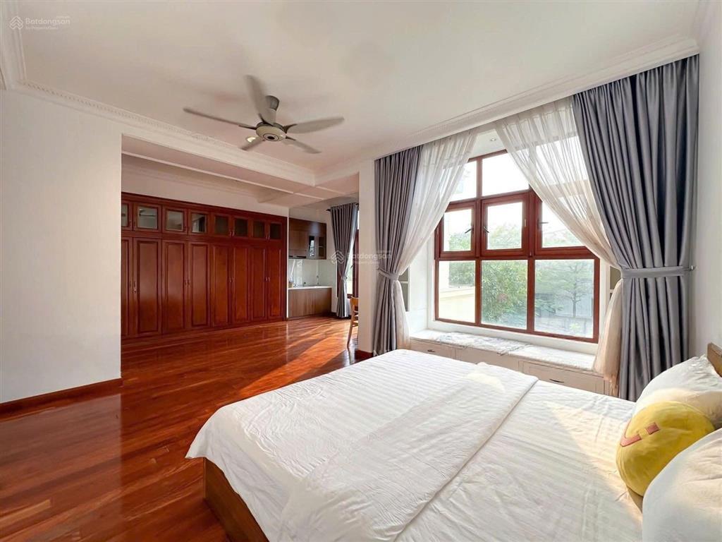 Phòng ban công rộng, view viettopia, cầu himlam, rmit, tdtu, ufm, nttu, đủ nội thất, thang máy,ô tô