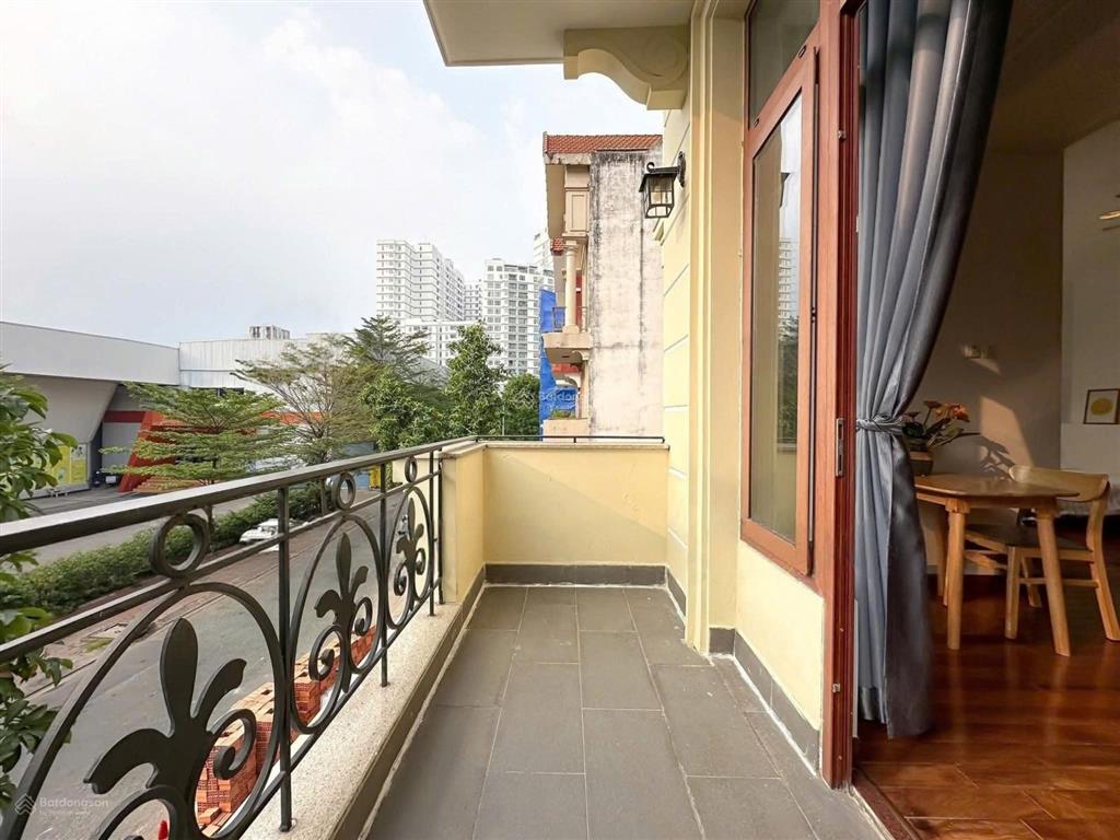 Phòng ban công rộng, view viettopia, cầu himlam, rmit, tdtu, ufm, nttu, đủ nội thất, thang máy,ô tô