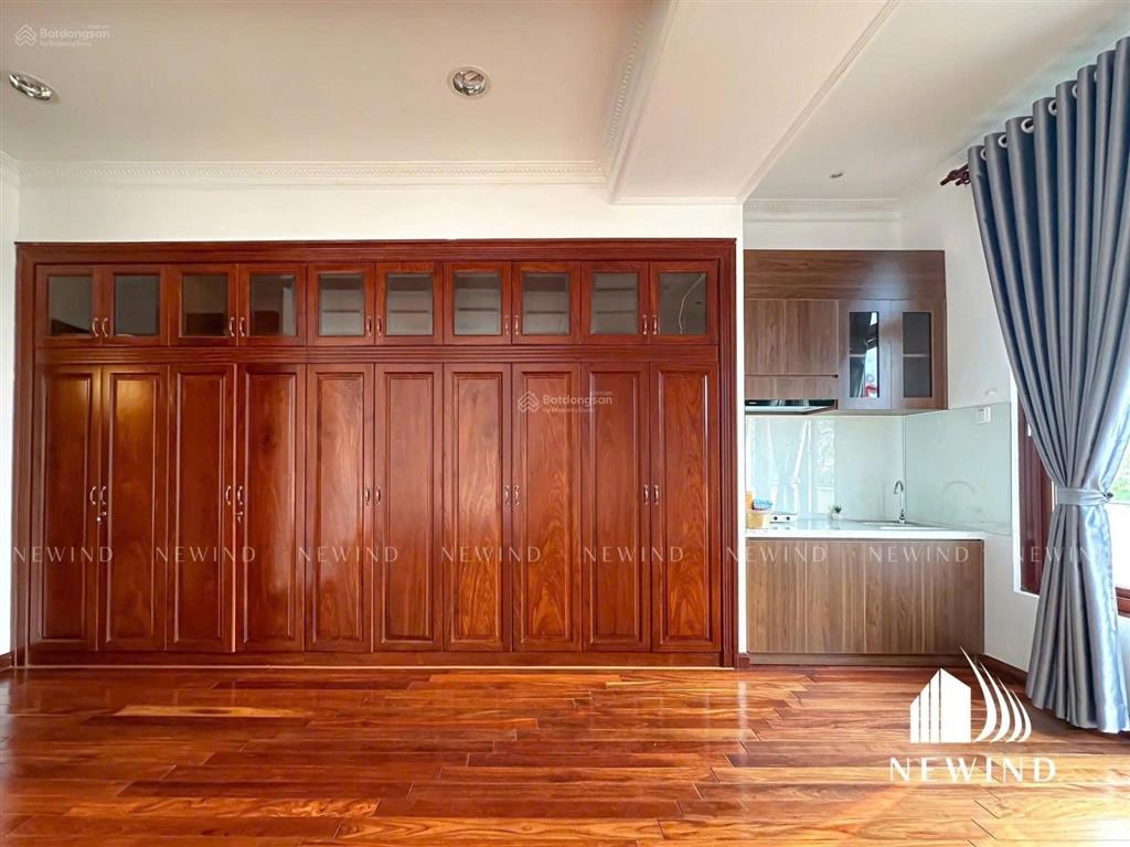 Phòng ban công rộng, view viettopia, cầu himlam, rmit, tdtu, ufm, nttu, đủ nội thất, thang máy,ô tô
