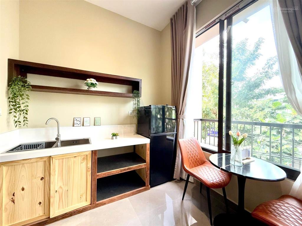 Studio ban công, nội thất mới đẹp, chỗ để xe rộng, ra vào vân tay, pccc đầy đủ, ô tô tới, kế lotte