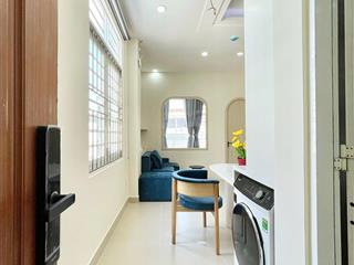 1 pn ban công rộng, kế bên trung tâm, công viên, nhà thang máy, đủ nội thất xịn, decor đẹp, ở liền