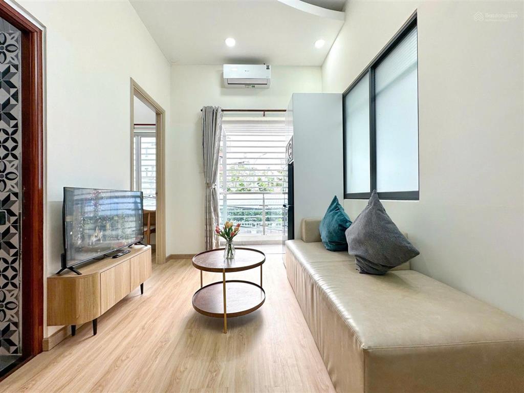 2 pn 1 pk ban công, đầy đủ nội thất, khoá vân tay, thang máy, gần trung tâm, nhà đẹp