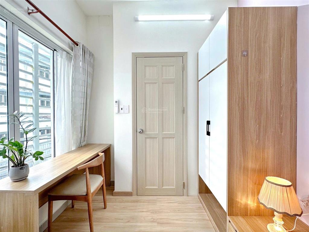 2 pn 1 pk ban công, đầy đủ nội thất, khoá vân tay, thang máy, gần trung tâm, nhà đẹp