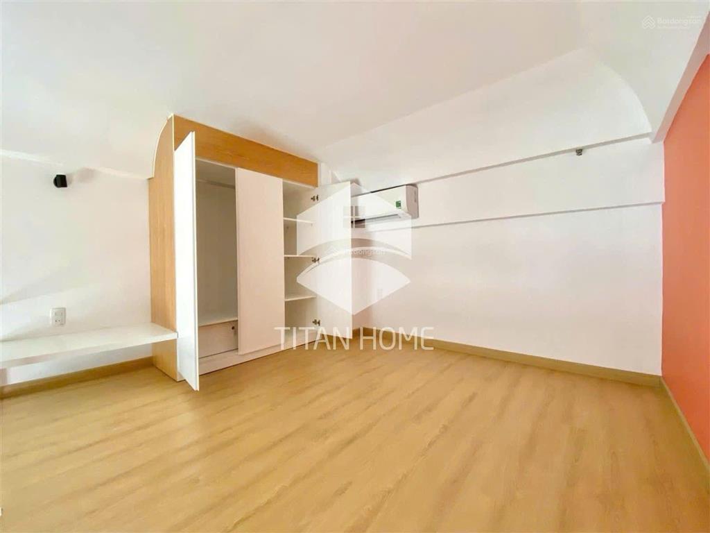 Duplex cửa sổ lớn, hồ bơi, sảnh, thang máy bảo vệ 24/7, đậu ô tô, gần cầu tân thuận kế quận 1