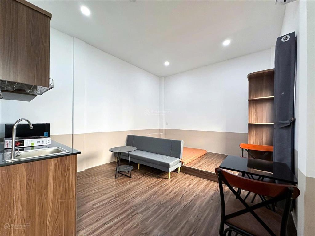 Studio cửa sổ, full nội thất, sofa, máy giặt riêng, trung tâm, thang máy, ra vào giờ giấc tự do
