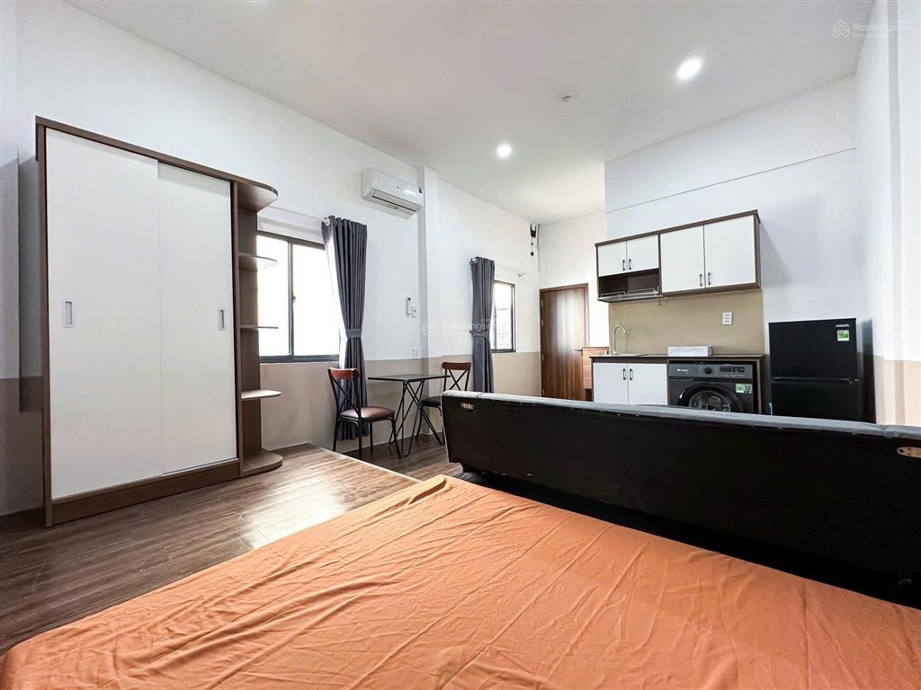 Studio cửa sổ, full nội thất, sofa, máy giặt riêng, trung tâm, thang máy, ra vào giờ giấc tự do