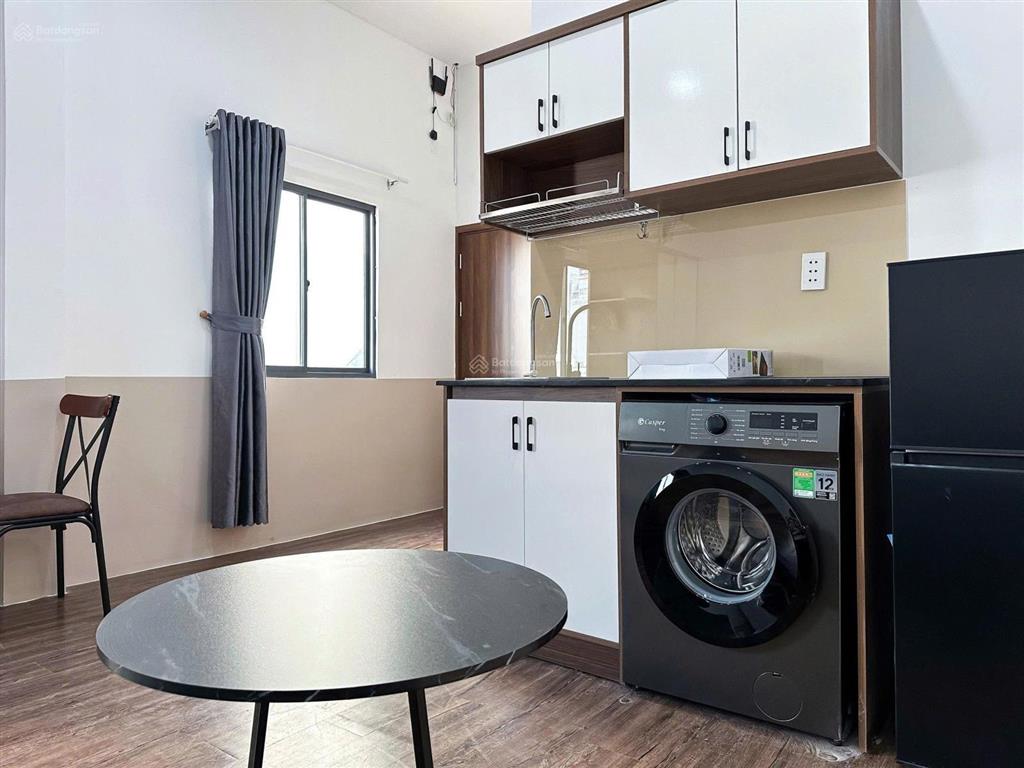 Studio cửa sổ, full nội thất, sofa, máy giặt riêng, trung tâm, thang máy, ra vào giờ giấc tự do