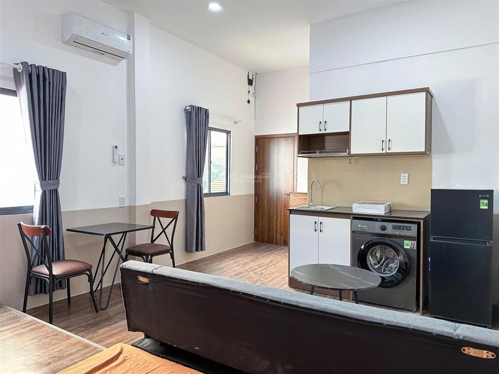 Studio cửa sổ, full nội thất, sofa, máy giặt riêng, trung tâm, thang máy, ra vào giờ giấc tự do
