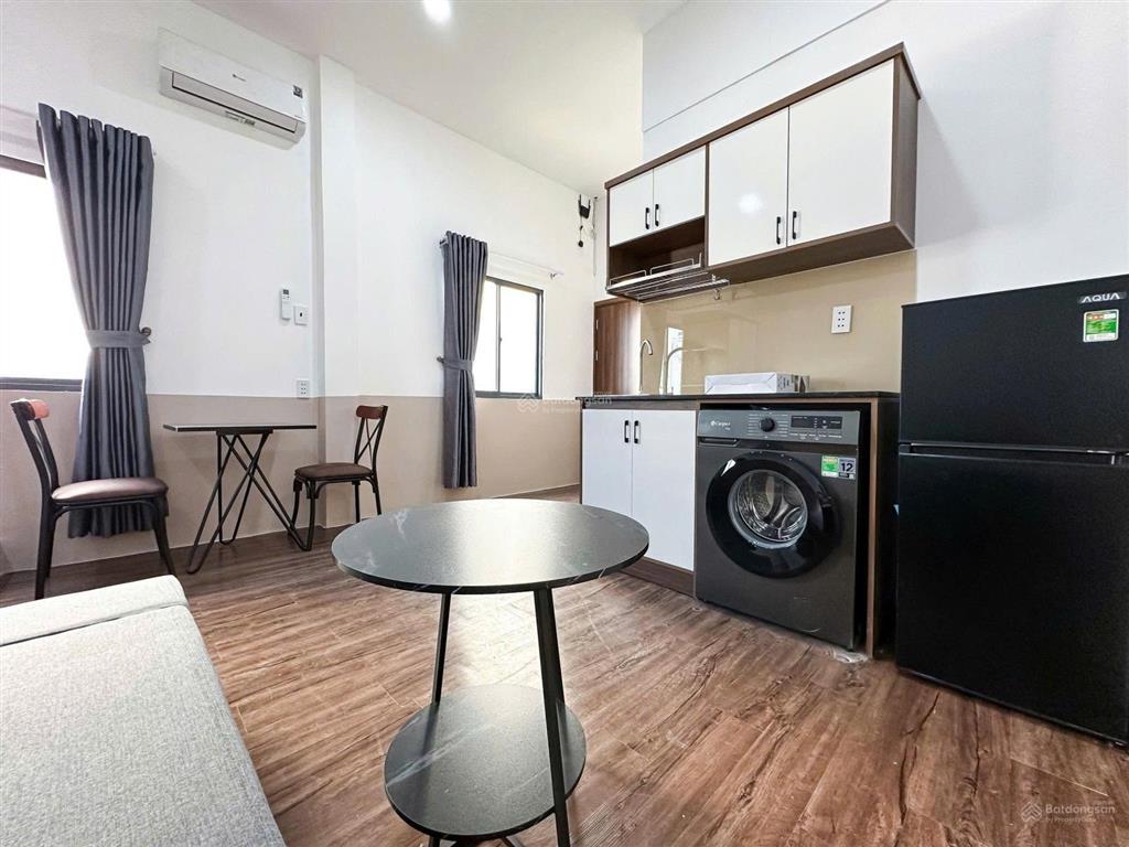 Studio cửa sổ, full nội thất, sofa, máy giặt riêng, trung tâm, thang máy, ra vào giờ giấc tự do