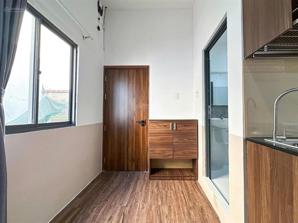 Studio cửa sổ, full nội thất, sofa, máy giặt riêng, trung tâm, thang máy, ra vào giờ giấc tự do