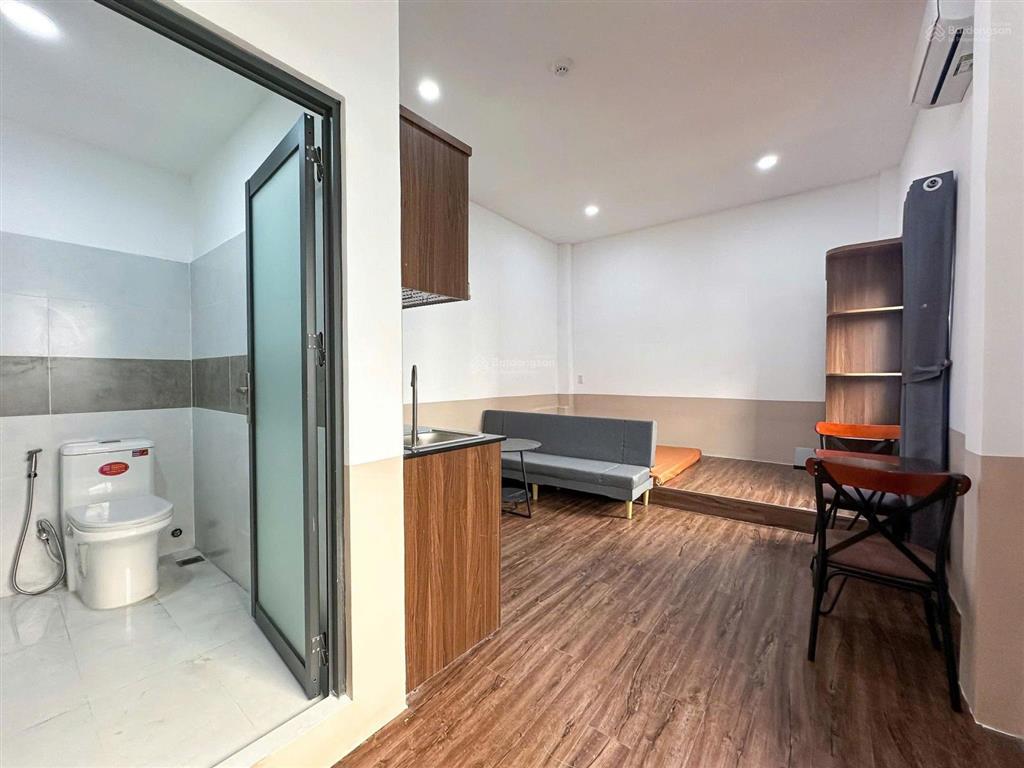 Studio cửa sổ, full nội thất, sofa, máy giặt riêng, trung tâm, thang máy, ra vào giờ giấc tự do