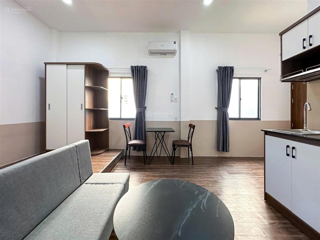 Studio cửa sổ, full nội thất, sofa, máy giặt riêng, trung tâm, thang máy, ra vào giờ giấc tự do