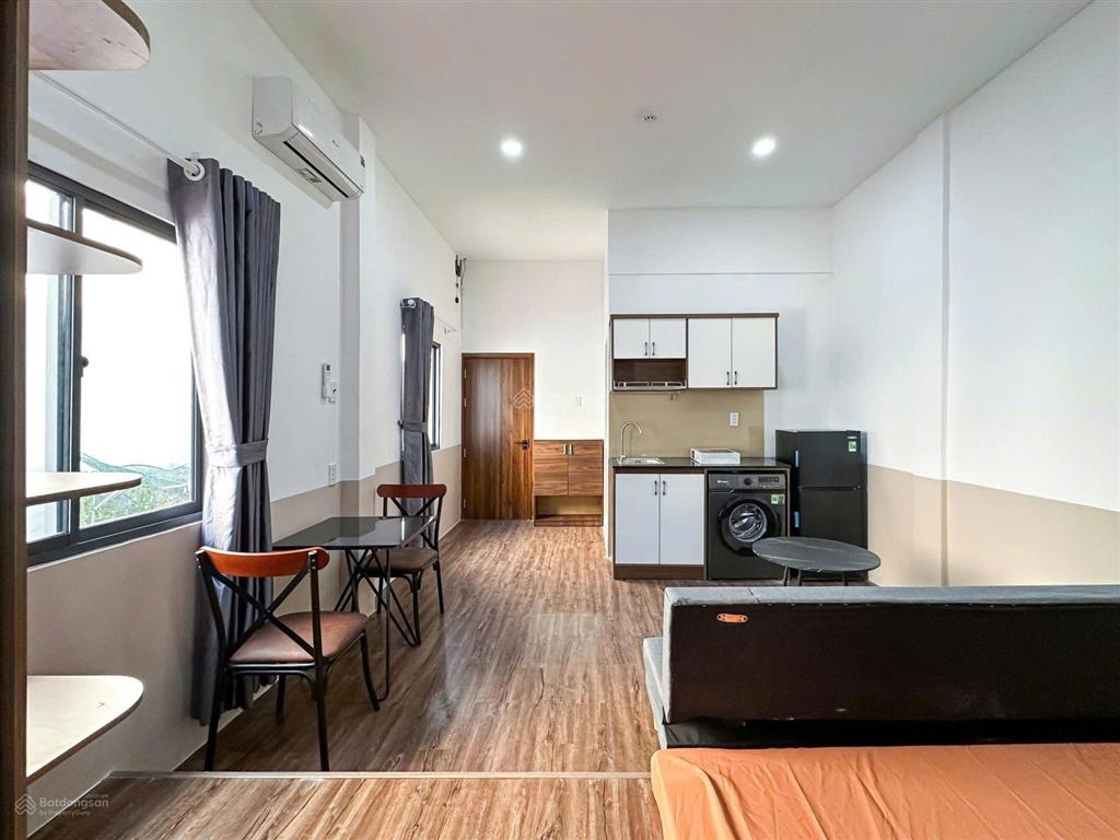Studio cửa sổ, full nội thất, sofa, máy giặt riêng, trung tâm, thang máy, ra vào giờ giấc tự do