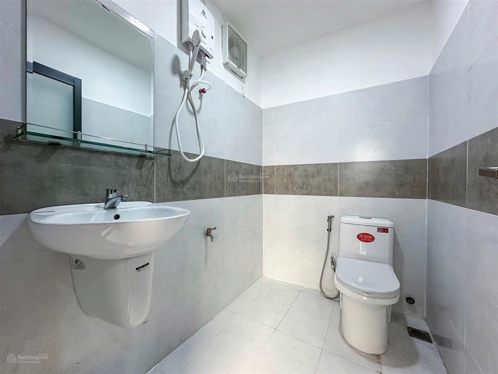 Studio cửa sổ, full nội thất, sofa, máy giặt riêng, trung tâm, thang máy, ra vào giờ giấc tự do