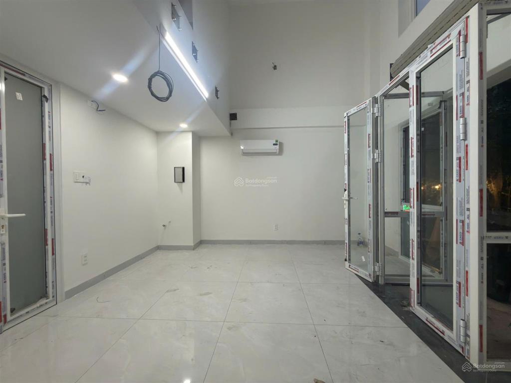 Mới xây, mặt tiền đường lớn, gần lotte mart, sunrise city, him lam, kiều đàm, khu sầm uất, 5x18