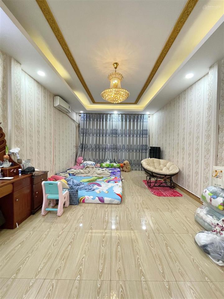 Nhà 2 tầng (4mx16m), cách 1 căn ra mặt tiền chợ lớn, đối diện công viên, chỉ 7.99 tỷ.