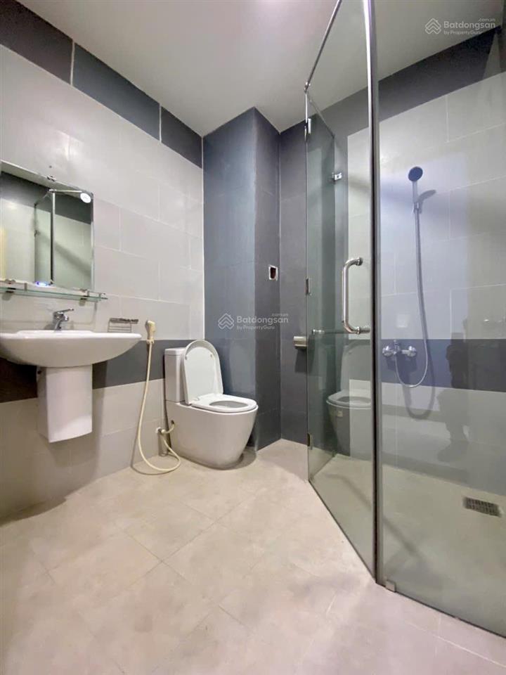 Căn hộ ban công tách bếp | toà nhà thang máy, bảo vệ | mặt tiền | full nội thất