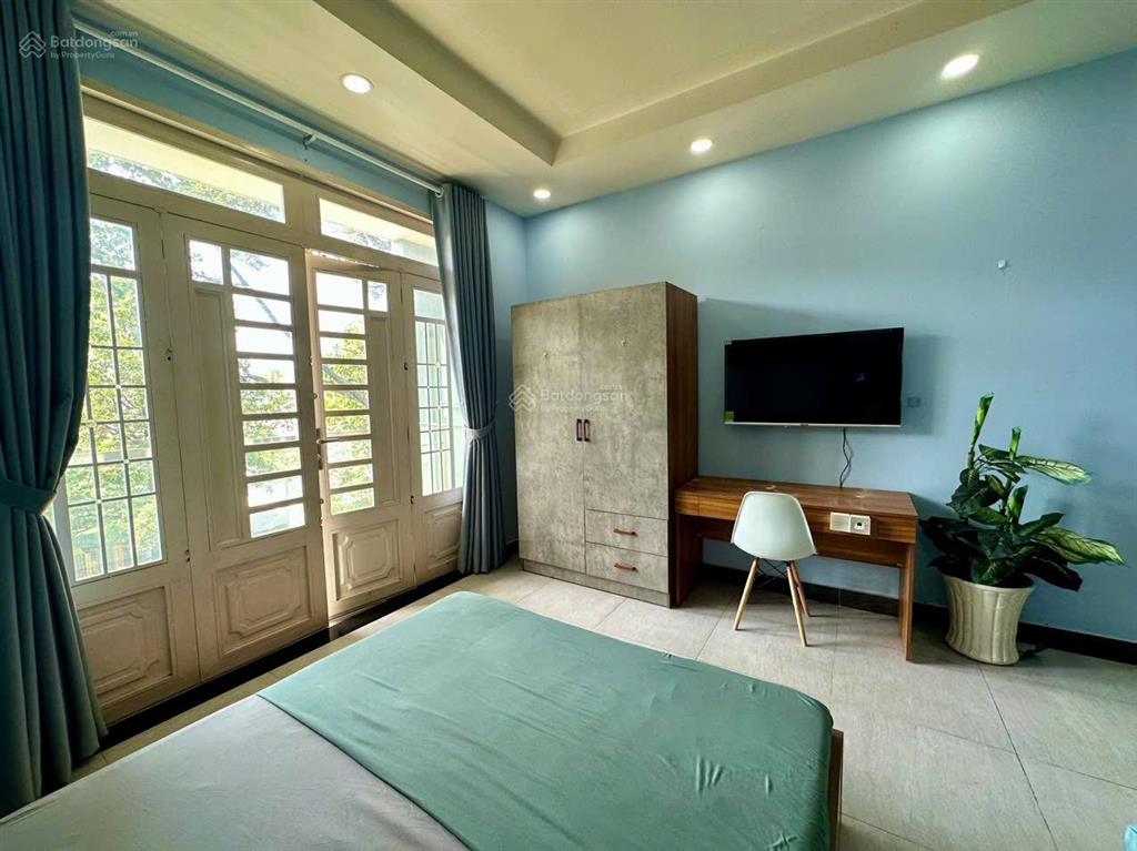 Căn hộ ban công tách bếp | toà nhà thang máy, bảo vệ | mặt tiền | full nội thất