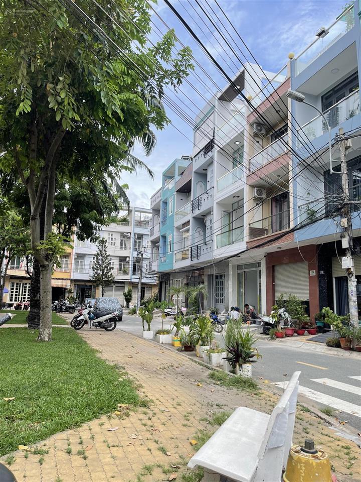 Bán nhà mtđs đối diện công viên bông sao p5 q8  dt sàn 200m² 4 tầng  tài chính 10 tỷ