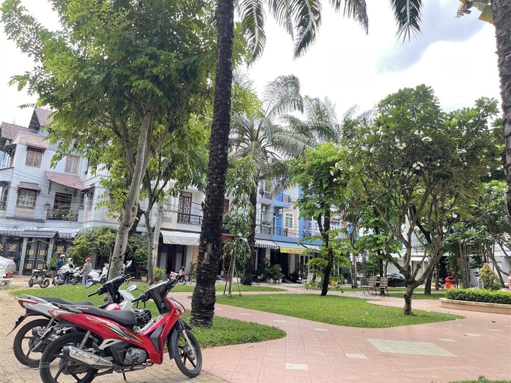 Bán nhà mtđs đối diện công viên bông sao p5 q8  dt sàn 200m² 4 tầng  tài chính 10 tỷ
