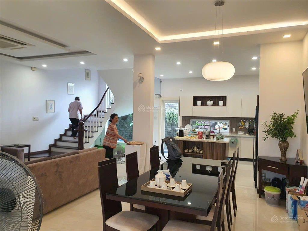 Cần bán gấp biệt thự nội thất cao cấp kdc tấn trường dt 148m2, xd trệt 2 lầu áp mái