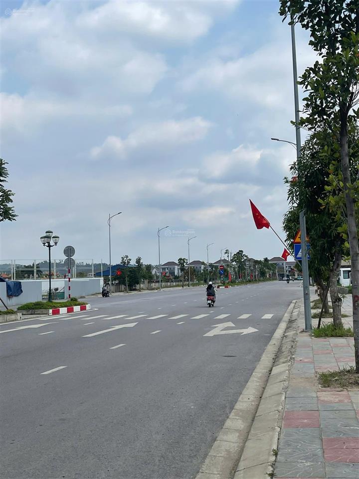 N1  23  căn góc xẻ khe mặt đường đỗ mười. diện tích 90m2 ngang 6m xây dựng 5 tầng  hướng đông