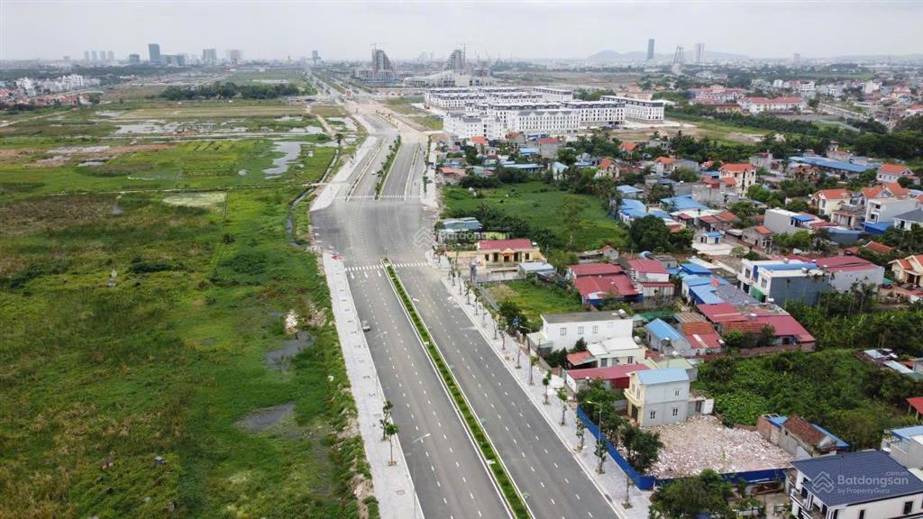 Bán lô đất mặt đường đỗ mười diện tích sử dụng 2000m2. giá 230 tỷ