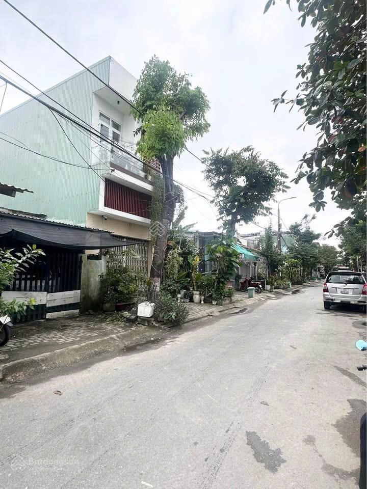 Bán đất  1 cặp một trong số ít  đường nguyễn quyền, gần bến xe trung tâm. dt 185m2 giá 9.7 tỷ tl.