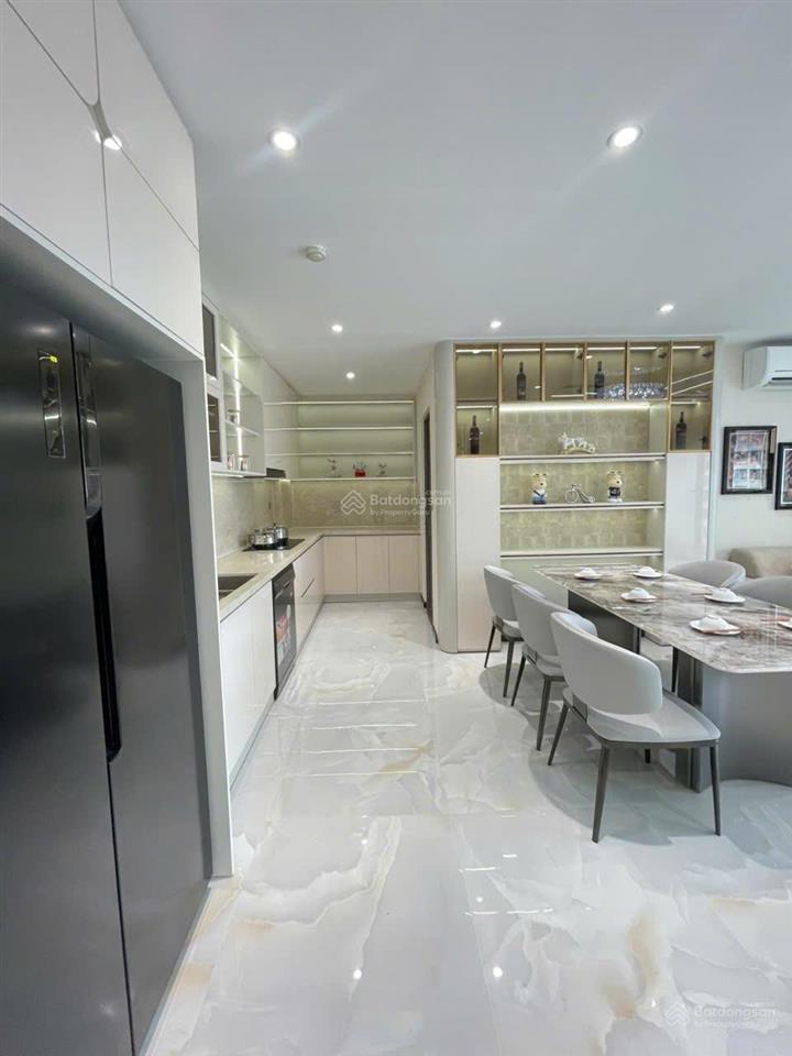 Cho thuê 3pn 2wc 107m2 full nội thất mới tinh, nhà vừa được thiết kế làm lại tại bến vân đồn q4