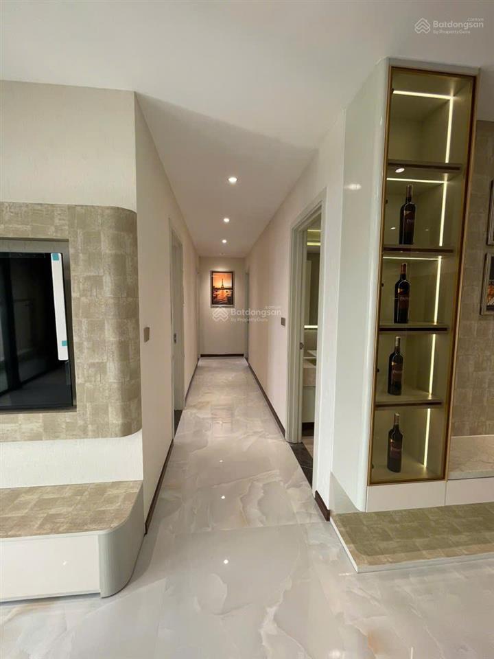 Cho thuê 3pn 2wc 107m2 full nội thất mới tinh, nhà vừa được thiết kế làm lại tại bến vân đồn q4